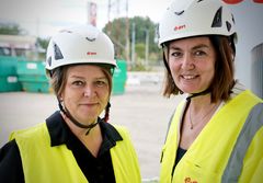 Katrin Stjernfeldt Jammeh, kommunstyrelsens ordförande i Malmö, och Charlotte Reidhav, chef för E.ON Energiinfrastruktur, vid Första spadtaget för Malmös nya värmelager. Anläggningen ska lagra värme motsvarande behovet för omkring 30 000 lägenheter under ett kallt vinterdygn.