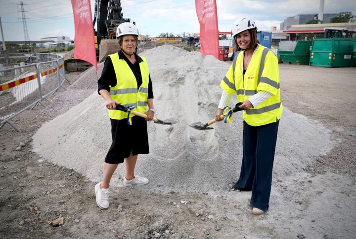 Katrin Stjernfeldt Jammeh, kommunstyrelsens ordförande i Malmö, och Charlotte Reidhav, chef för E.ON Energiinfrastruktur, tog idag det första spadtaget för E.ONs nya värmelager i Norra hamnen. E.ON och Malmö stad samarbetar sedan länge kring Malmös klimatkontrakt, där staden, näringslivet och andra aktörer samverkar för att påskynda utvecklingen mot ett klimatneutralt Malmö. "Malmö växer och samtidigt ska vi klara en omfattande klimatomställning. Då behöver vi investeringar som både stärker stadens infrastruktur och använder våra gemensamma resurser mer effektivt, sade Katrin Stjernfeldt Jammeh vid spadtaget.