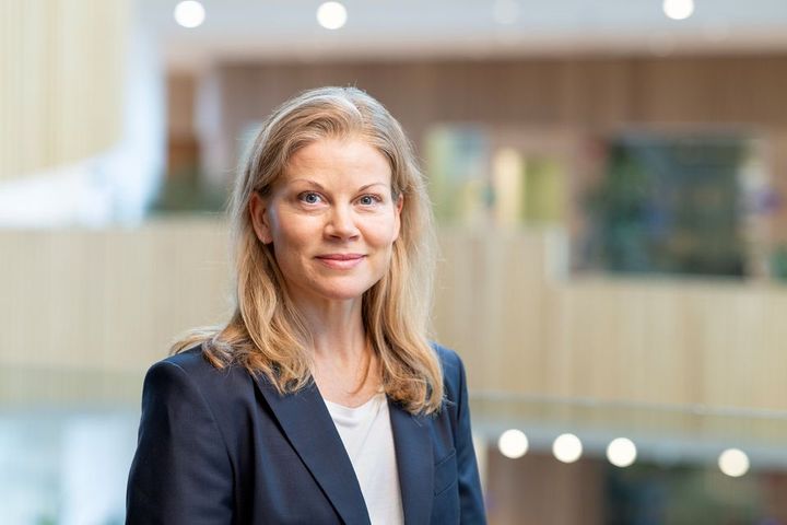 Elmarknaden är föränderlig och det går inte att säga redan nu exakt hur höstens priser kommer att utvecklas. Men utgångsläget är mer ansträngt än normalt. Vädret kommer att få stor betydelse. Vi behöver både regn för att fylla på vattenmagasinen och vind för att få in mer billig elproduktion i systemet, säger Anna Rylander, elprisexpert på E.ON.