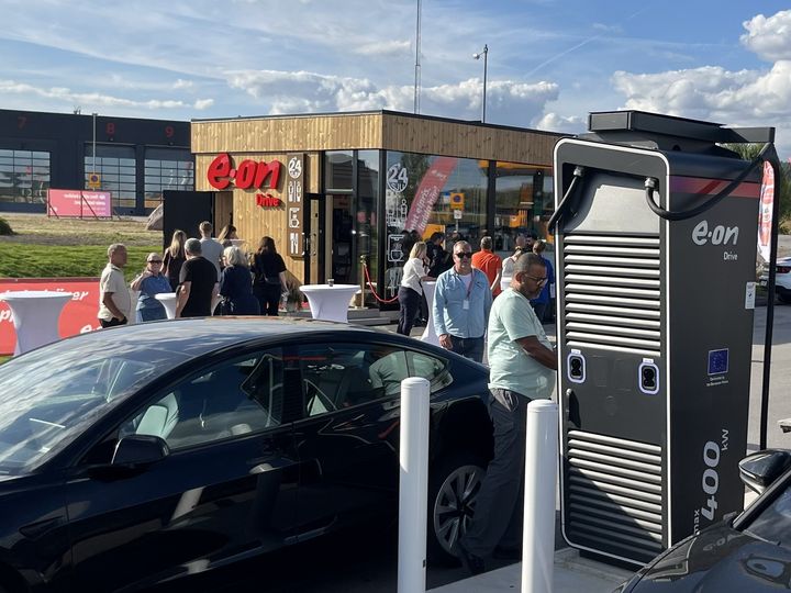 Så kan framtidens laddstopp se ut. E.ONs nya lounge i Åby är den första i ett nytt koncept där ultrasnabbladdning kombineras med komfort, service och möjlighet att använda laddtiden till arbete, mat eller vila.