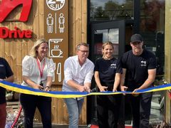 E.ON har invigt sin första lounge för elbilister vid laddstationen i Åby utanför Norrköping. Loungen är den första i ett nytt koncept som kombinerar ultrasnabbladdning med butik, service och möjlighet att arbeta eller koppla av under laddstoppet. Marie Feuk E.ON Drive Infrastructure, Olle Vikmång KSO Norrköpings kommun, Elin Grindemyr och Andreas Eliasson AE Byggkvalitet klippte bandet.