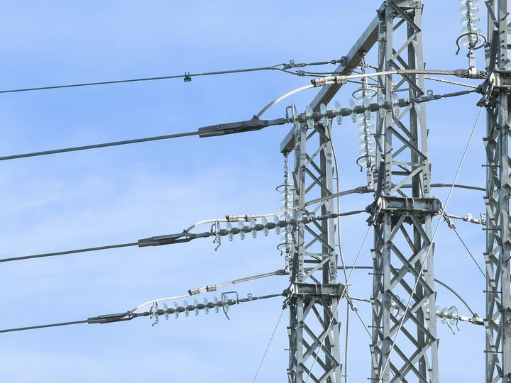 E.ONs nya transformatorstation i Törestorp utanför Gnosjö tredubblar kapaciteten i elnätet och skapar utrymme för fortsatt elektrifiering och tillväxt. Stationen, som invigs den 23 september, är en investering på 74 miljoner kronor och stärker elförsörjningen i en av Sveriges mest industritäta kommuner.