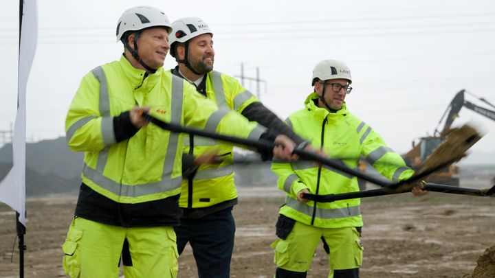 I dag togs första spadtaget för E.ONs nya transformatorstation i Sege. Investeringen på cirka 800 miljoner kronor är en av E.ONs största enskilda elnätsinvesteringar i Malmöregionen och ska ge ökad kapacitet och leveranssäkerhet för fortsatt tillväxt, nya företagsetableringar och stadsutveckling. På bilden Mats Tullgren, regionnätchef, E.ON, Jens Sörvik enhetschef inom Regional utveckling hos Region Skåne och Claes Forssman, Craftor.