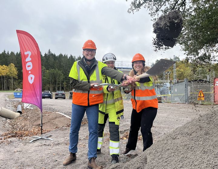 Första spadtaget i Rimforsa. Katharina Segerstéen, kommunstyrelsens ordförande i Kinda, THomas Hultman, E.ON och Malin Bexell, förvalningschef Samhällsbyggnad i Kinda markerar byggstarten för E.ONs investering på 73 miljoner kronor i en ny transformatorstation i Rimforsa. Satsningen ska öka kapaciteten och driftsäkerheten i elnätet samt stärka skyddet för mark och grundvatten. Den nya anläggningen planeras att tas i drift i slutet av 2027.