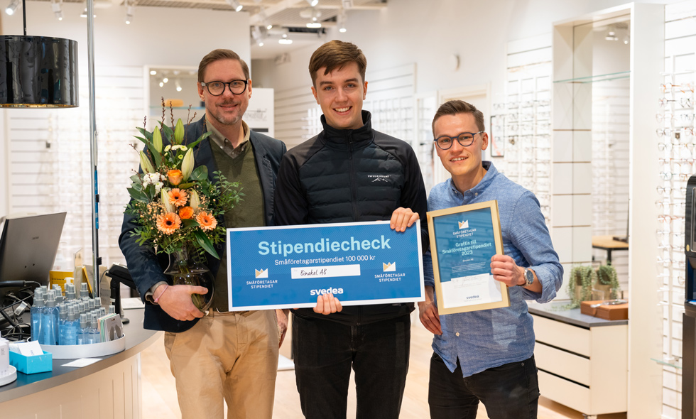 Jonas Nilsson från Svedea överlämnar stipendiechecken till Daniel Niemi och Christian Ekhorn på Binokel AB.