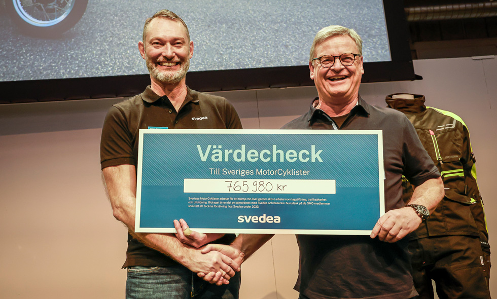 Stefan Karlsson, Svedea, överlämnar den största checken någonsin till Jesper Christensen, SMC.