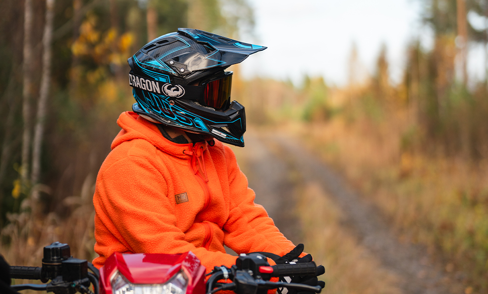 En hjälm för snöskoter och ATV är färskvara och bör bytas senast vart femte år. Den som köper ny hjälm under perioden 24–30 mars kan vinna tillbaka upp till 5 000 kronor.