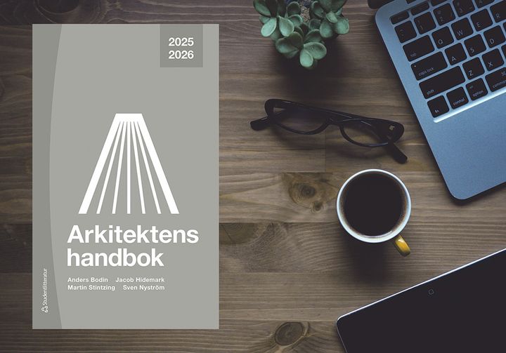 Omslaget till Arkitektens handbok infälld i bild med laptop, glasögon och kaffekopp på ett bord