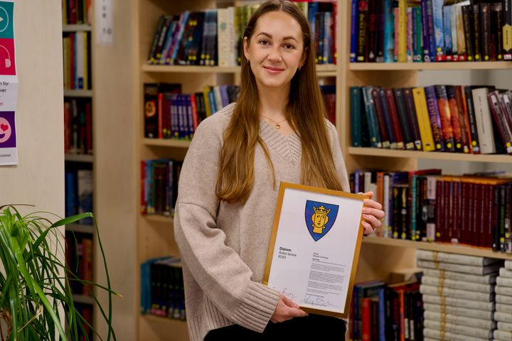 Emelie Cañadas får utmärkelsen Årets lärare på grundskolan. Det finns ungefär 7 000 lärare i Stockholms stads kommunala grundskolor. Foto: Pelle Mårtenson