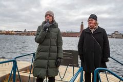 Gunilla Glantz, trafikdirektör, och Magdalena Bosson, vd för Stockholms hamnar, vid invigningen av kajbalkongen på Söder Mälarstrand.