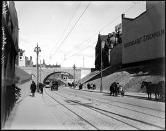 Kungsgatan österut mot Malmskillnadsbron där bygget fortfarande pågick när bilden togs 1911.