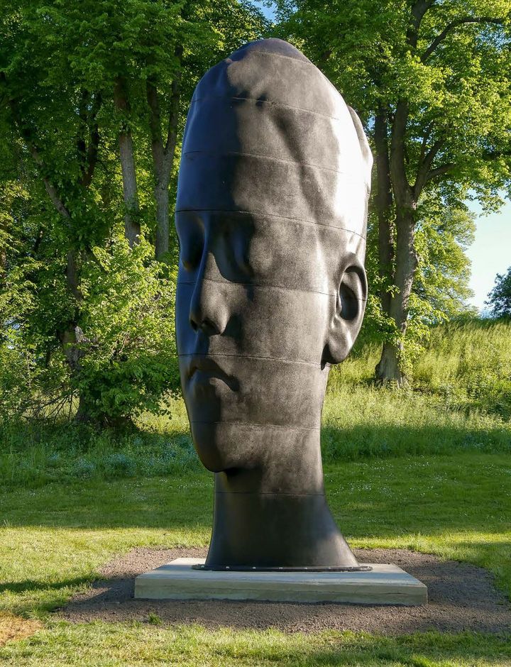 Skulpturen Carlota tar plats i Järva. Foto: Stockholm konst.