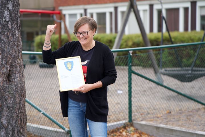 Kim Perneberg växte upp i Bredäng och gick som barn på samma skola där hon nu arbetar och hyllas.  Foto: Pelle Mårtenson