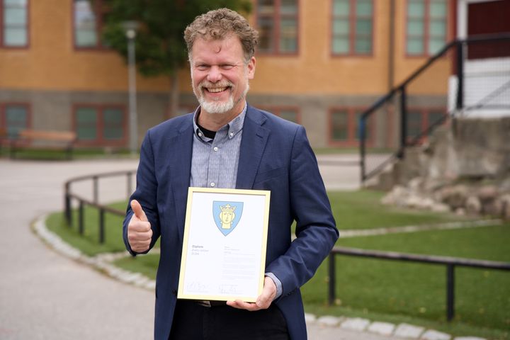 Micael Pettersson är rektor på en av Stockholms största skolor och jobbar med nyfikenhet, glädje, hopp och humor. Foto: Pelle Mårtenson.