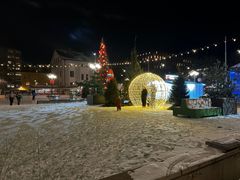 Medborgarplatsen med julgran och julbelysning och snö på marken.