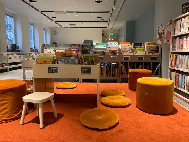 Interiör från Stadsbiblioteket Spelbomskan som har fokus på barn. Foto: Caroline Karlsson