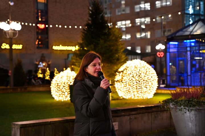 Gunilla Glantz, trafikdirektör, talar vid invigningen av årets vinterplatser på Medborgarplatsen. Foto: Sam Victorin