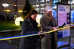 Gunilla Glantz, trafikdirektör, och Lars Strömgren, trafikborgarråd, inviger årets Vinterplatser. Foto: Sam Victorin