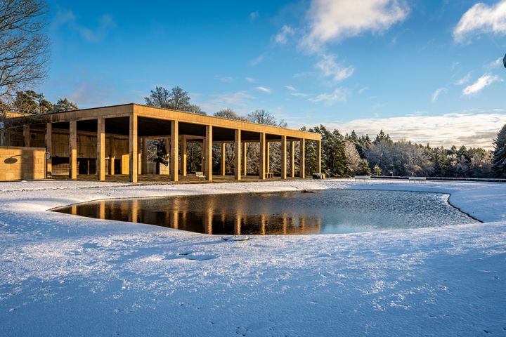 Huvudbyggnaden Skogskrematoriet på världsarvet Skogskyrkogården kommer vara stängd i cirka två år. Foto: Alexander Assal.