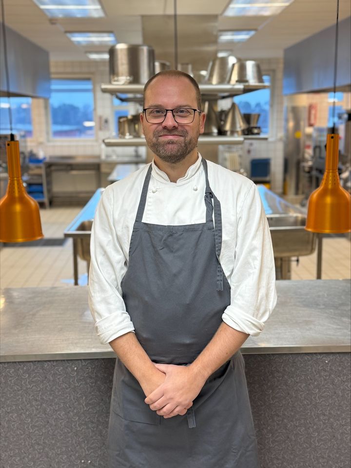 Joel Gudheimsson är ny rektor på Stockholms hotell- och restaurangskola, SHR. En skola där han tidigare  även varit elev, lärare och  biträdande rektor.