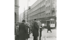 En polis styr det manuella trafikljuset, för 100 år sedan, i korsningen mellan Vasagatan och Kungsgatan i Stockholm.