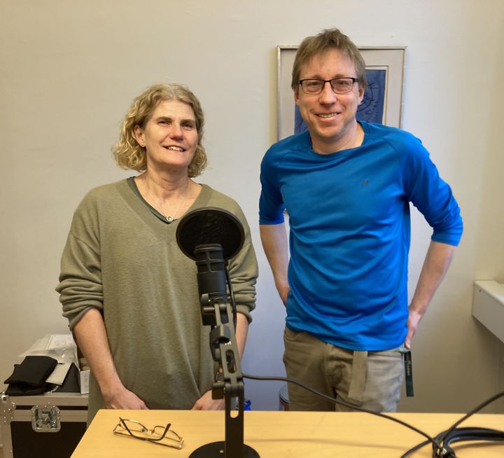 Magdalena Fernler och Björn Kindenberg i Skolpodden i Stockholm.