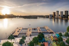 Bild över bryggor i solnedgång