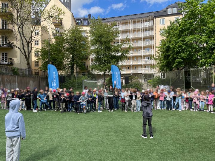 Barn på en konstgräsplan