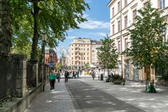 Gata med träd vid sidan, torg i bakgrunden.