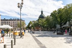 Östermalmstorg sett från Nybrogatan/Humlegårdsgatan. På marken syns den nya markbeläggningen, ledstråk för synskadade som ska förenkla passage över torget, ny belysning, pollare runt den nya vändplanen på Nybrogatan, nya urnor som vid fototillfället inte var färdigplanterade samt Hedvig Eleonora kyrka i bakgrunden. Foto: Fredrik Sandin Carlson
