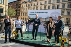 Personer på en scen som klipper ett band.