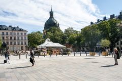 Torg och vändplan i förgrunden.