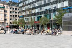 Torgyta med torghandel i bakgrunden.