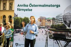 Person talar i mikrofon.