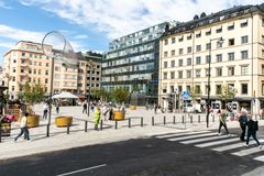 Gata, torg, pollare och ett konstverk som liknar en glansig håv.