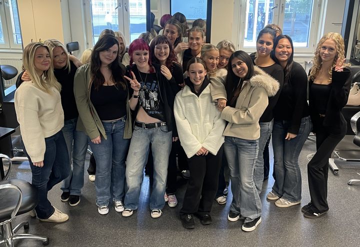 Fredagsstyling. Elever på Frisör- och stylistprogrammet på S:t Eriks gymnasium är på väg till Kungsträdgården.