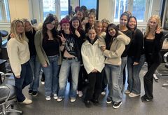 Fredagsstyling. Elever på Frisör- och stylistprogrammet på S:t Eriks gymnasium är på väg till Kungsträdgården.