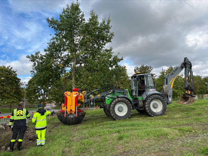 Maskin med träd i skopan.