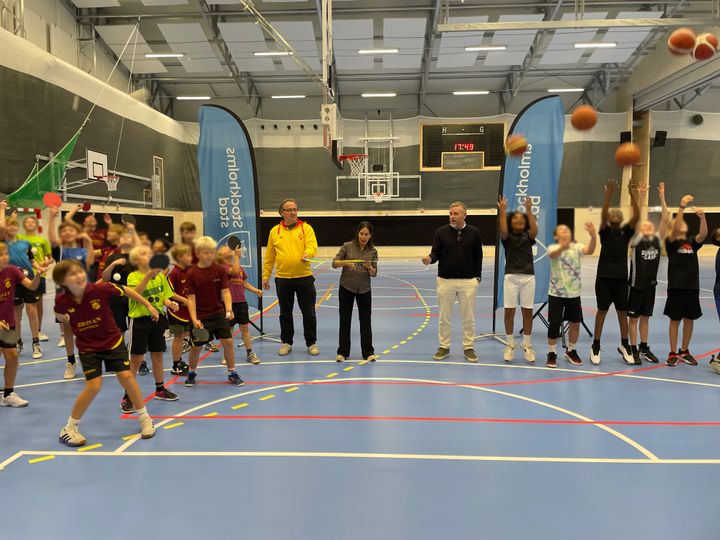 Idrottsnämndens ordförande Maria-Elsa Salvo (S) klipper bandet tillsammans med representanter och spelare från Ängby SK och Blackebergs basket.