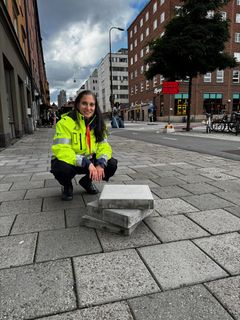 Monica är byggprojektledare och huksitter vid platsen för testet.