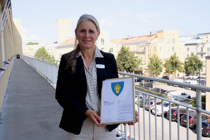 Helén Pellbäck började som frisör. Så småningom blev hon yrkeslärare och tog sedan steget till att bli chef och rektor. Nu hyllas hon för sitt ledarskap på S:t Eriks gymnasium. Foto: Pelle Mårtenson
