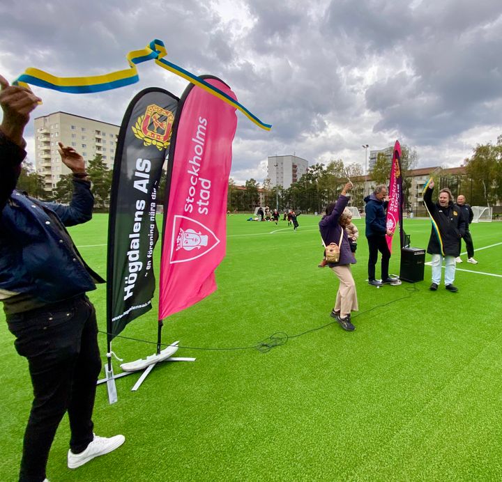 Invigningsbandet klipps för den nyrenoverade Högdalens bollplan
