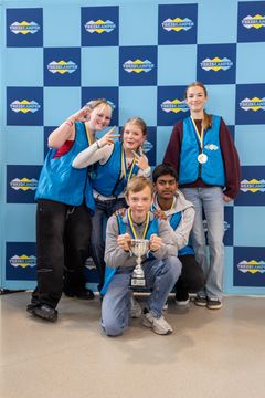 Guldmedaljörer. Minna, Brita, Astrid, Farzad och Felix från Mälarhöjdens skola. Foto: Worldskills Sweden.