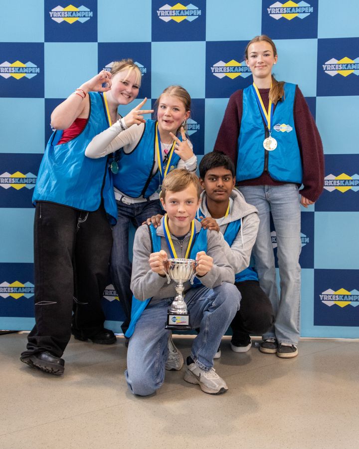 Guldmedaljörer. Minna, Brita, Astrid, Farzad och Felix från Mälarhöjdens skola. Foto: Worldskills Sweden