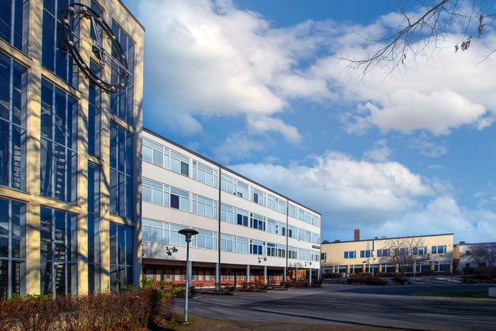Kärrtorps gymnasium. Här möts lärare och forskare på Lärarnas forskningskonferens nästa vecka. Foto: Lennart Johansson.