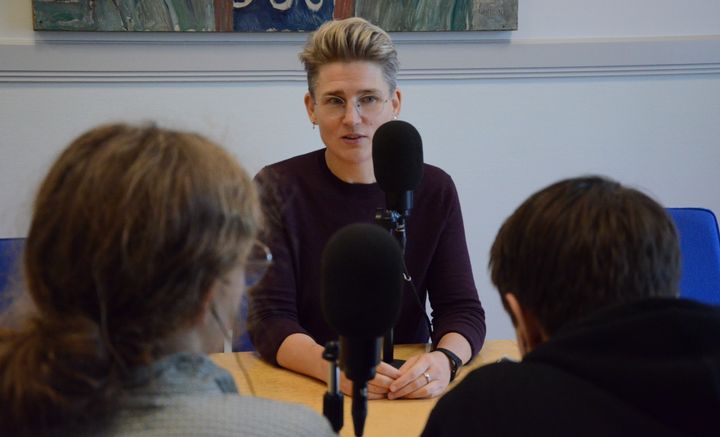 Elever från S:t Eriks gymnasium pratar med Stockholms stads barnombudsman Foto: Martina Lobos Galvez