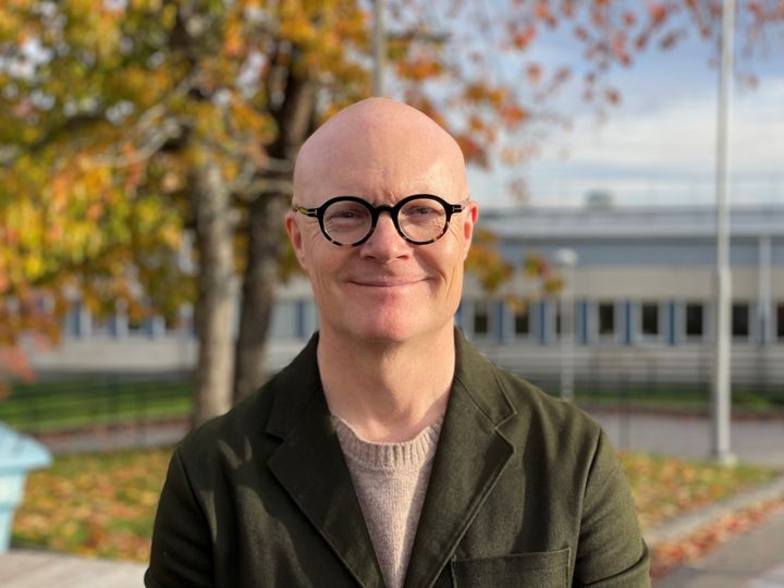 Fredrik Boström, grundskolechef, välkomnar framtidens elever till informationsmöten på skolor i Järva. Foto: Utbildningsförvaltningen.