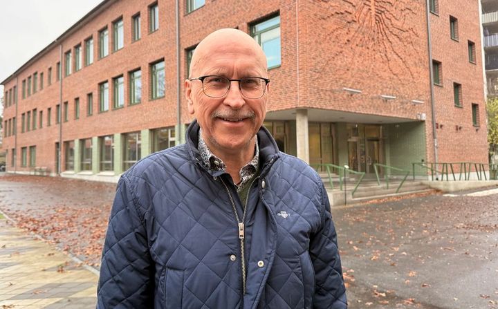 Mats Lundström, grundskolechef, välkomnar elever och föräldrar till skolor i Farsta. Foto: utbildningsförvaltningen.