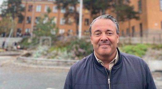 Mikael Kaspar, chef för kommunala grundskolor i Bromma, välkomnar framtidens elever och föräldrar. Foto: utbildningsförvaltningen