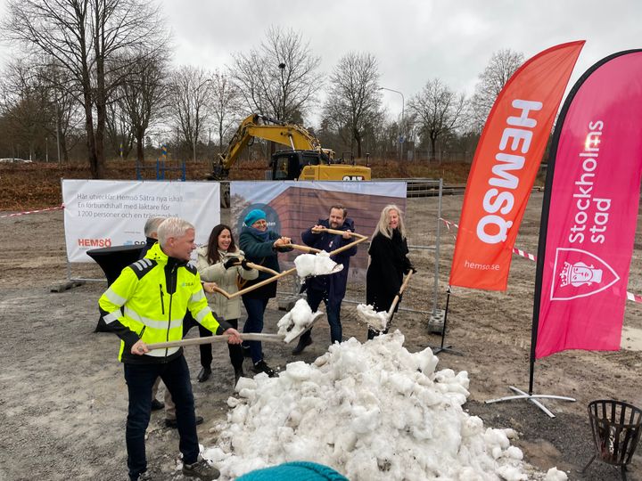 Ett fösta spadtag för ishallar på Sätra idrottsplats tas av representanter från Stockholms stad, Hemsö, SSEA, Sätra konståkningssällskap och MB Hockey. Foto: Stockholms stad